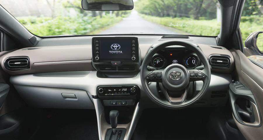 Торпедо Toyota Yaris Hybrid 2020 года  (JP) (фото 2 из 25)